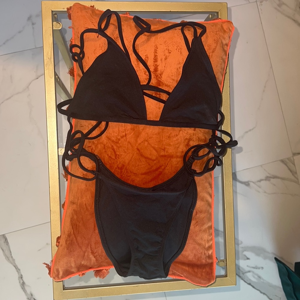 Minimale Animale “The Lucid One Piece in Dark Seas” size medium. Black.